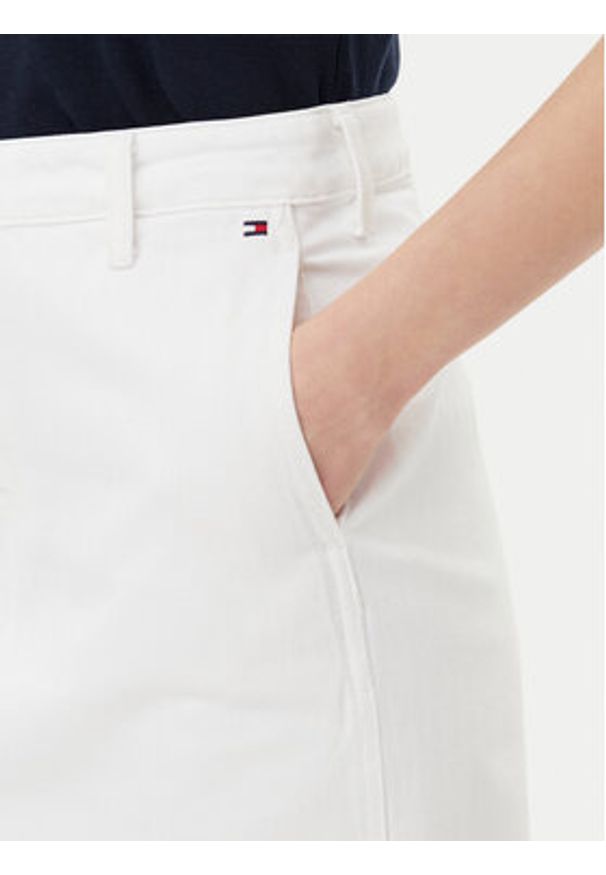 TOMMY HILFIGER - Tommy Hilfiger Spódnica jeansowa WW0WW44391 Biały Regular Fit. Kolor: biały. Materiał: bawełna
