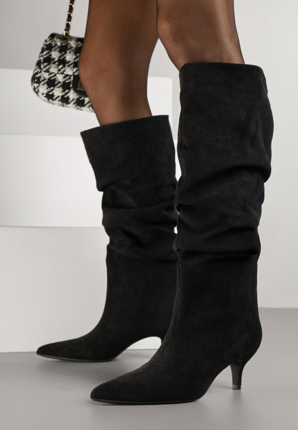 Renee - Czarne Kozaki na Kaczuszce z Marszczoną Cholewką Alavitte. Okazja: na imprezę, na co dzień. Zapięcie: bez zapięcia. Kolor: czarny. Szerokość cholewki: normalna. Wzór: aplikacja. Materiał: skóra. Obcas: na szpilce. Styl: elegancki, casual. Wysokość obcasa: średni