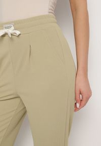 Born2be - Zielone Spodnie o Prostym Kroju z Wysokim Stanem i Gumką w Talii Fadira. Okazja: na co dzień. Stan: podwyższony. Kolor: zielony. Styl: casual #6