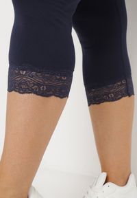 Born2be - Granatowe Spodnie Bawełniane Legginsy 3/4 z Koronką Amaratna. Okazja: na co dzień. Stan: podwyższony. Kolekcja: plus size. Kolor: niebieski. Materiał: bawełna, koronka. Wzór: koronka. Styl: elegancki, casual #3