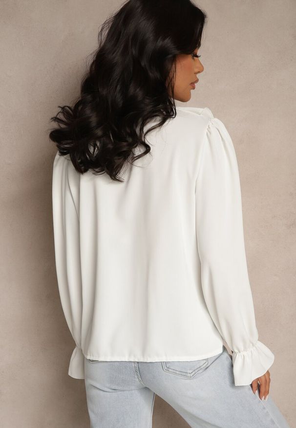 Renee - Biała Koszula z Ozdobnymi Falbankami Jeneviella. Okazja: na co dzień. Typ kołnierza: kołnierz z falbankami. Kolor: biały. Wzór: aplikacja. Styl: casual, klasyczny