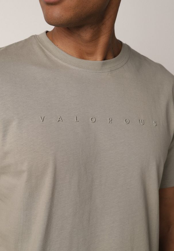 Born2be - Ciemnobeżowa Koszulka T-shirt z Bawełny Ozdobiona Napisem Palidia. Okazja: na co dzień. Typ kołnierza: kaptur. Kolor: beżowy. Materiał: bawełna. Wzór: napisy, aplikacja. Styl: casual