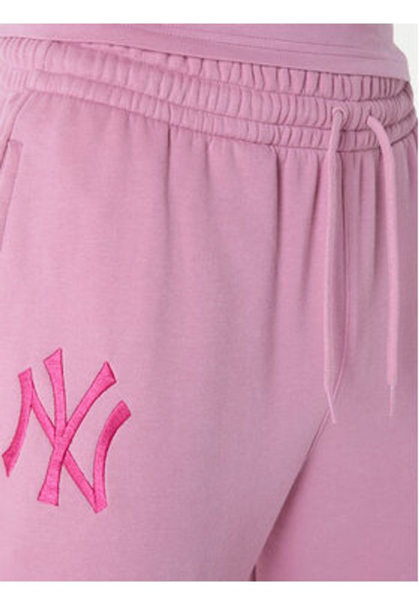 New Era Spodnie dresowe New York Yankees MLB League Essential Dark 60596188 Różowy Regular Fit. Kolor: różowy. Materiał: bawełna