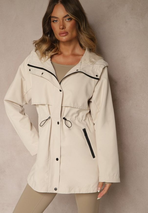 Renee - Jasnobeżowa Kurtka Parka o Klasycznym Kroju z Kapturem Cenelle. Okazja: na spacer. Typ kołnierza: kaptur. Kolor: beżowy. Materiał: jeans. Styl: klasyczny