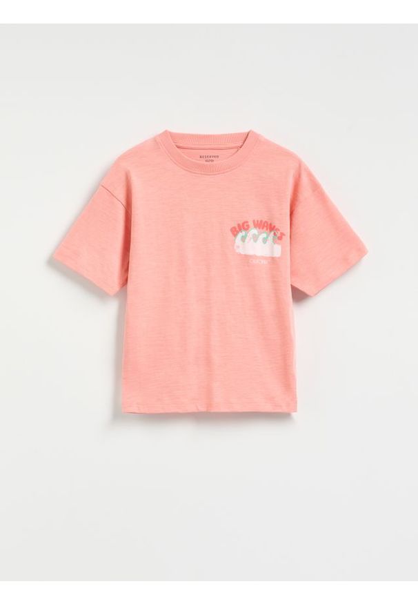 Reserved - T-shirt z nadrukiem - koralowy. Kolor: pomarańczowy. Materiał: bawełna, dzianina. Wzór: nadruk