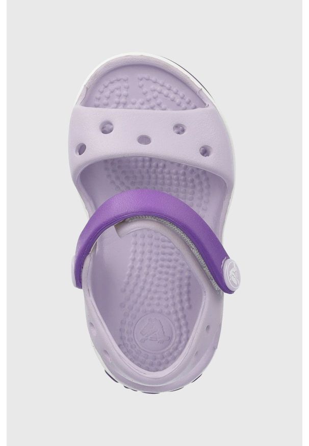 Crocs sandały dziecięce kolor fioletowy. Zapięcie: rzepy. Kolor: fioletowy. Materiał: guma, materiał. Wzór: gładki. Obcas: na obcasie. Wysokość obcasa: niski