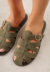 Renee - Zielone Klapki Gladiatorki z Ozdobną Sprzączką Lusanatia. Okazja: na co dzień. Kolor: zielony. Styl: casual #8