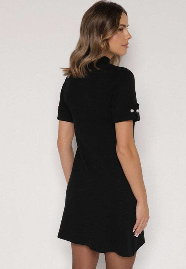 Born2be - Czarna Sweterkowa Sukienka Trapezowa Ozdobiona Aplikacjami i Perełkami Iletusa. Okazja: na co dzień, do pracy. Kolor: czarny. Wzór: aplikacja. Typ sukienki: trapezowe. Styl: klasyczny, casual, elegancki. Długość: midi