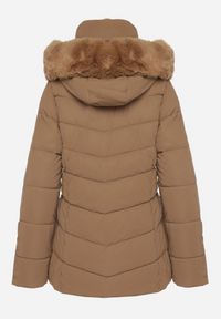 Born2be - Brązowa Taliowana Kurtka z Pikowanymi Przeszyciami i Kapturem z Futerkiem Olennea. Okazja: na co dzień, na spotkanie biznesowe, do pracy. Kolor: brązowy. Materiał: futro. Styl: biznesowy, casual, klasyczny #5