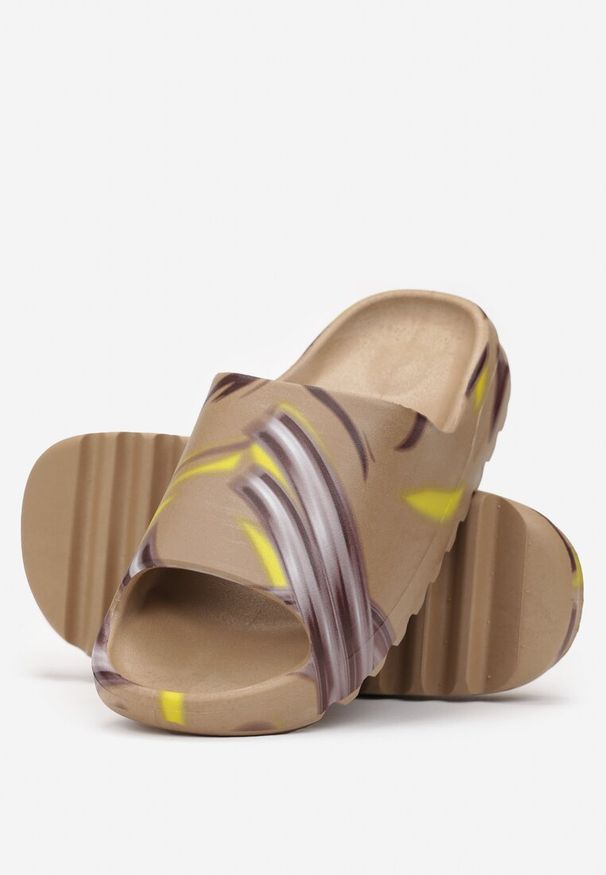 Born2be - Brązowe Klapki z Pianki z Szerokim Kolorowym Paskiem Joniah. Kolor: brązowy. Wzór: kolorowy