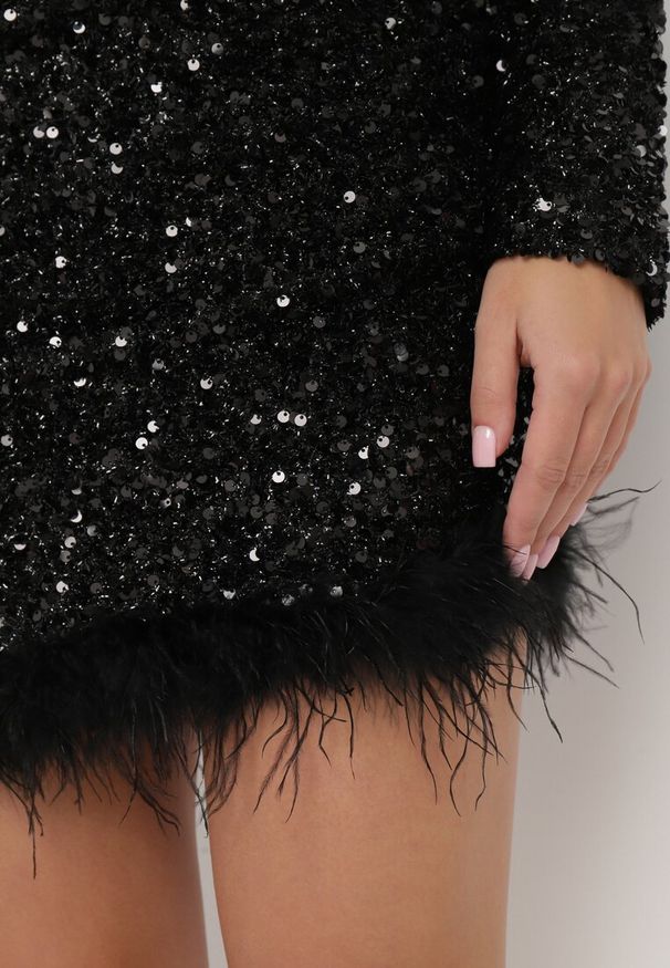 Born2be - Czarna Cekinowa Sukienka Mini z Głębokim Dekoltem z Siateczką i Piórami Stellira. Kolor: czarny. Styl: wizytowy. Długość: mini