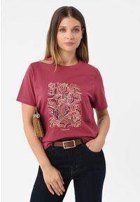 Volcano - Koszulka z wzorem, Comfort Fit, T-UNIQ. Okazja: na co dzień. Kolor: różowy. Materiał: materiał, prążkowany, bawełna, jeans. Długość rękawa: krótki rękaw. Długość: krótkie. Wzór: napisy, nadruk. Styl: klasyczny, casual, elegancki #1