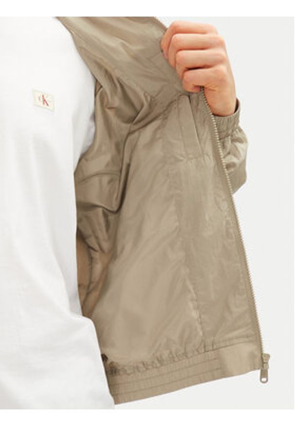 Calvin Klein Jeans Wiatrówka J30J327254 Beżowy Regular Fit. Kolor: beżowy. Materiał: syntetyk