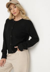 Born2be - Czarny Kardigan o Klasycznym Kroju z Okrągłym Dekoltem Renfira. Okazja: na co dzień. Kolor: czarny. Materiał: jeans. Długość rękawa: długi rękaw. Długość: długie. Wzór: aplikacja. Styl: klasyczny #3