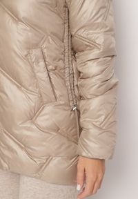 Born2be - Beżowa Pikowana Kurtka z Kapturem i Odpinanym Futerkiem Sagisia. Okazja: na co dzień. Typ kołnierza: kaptur. Kolor: beżowy. Materiał: futro. Długość rękawa: długi rękaw. Długość: długie. Styl: casual, elegancki #7