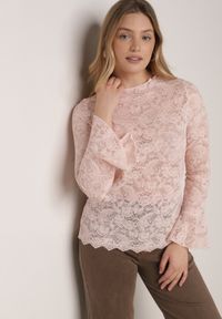 Born2be - Różowa Koronkowa Bluzka z Falbanką i Rozszerzanymi Rękawami Nelaetia. Typ kołnierza: kołnierz z falbankami. Kolor: różowy. Materiał: koronka. Wzór: koronka. Styl: elegancki, klasyczny #1
