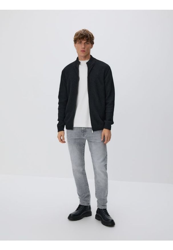 Reserved - Jeansy slim z efektem sprania - jasnoszary. Kolor: szary