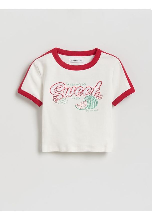 Reserved - Krótki t-shirt z nadrukiem - złamana biel. Materiał: bawełna. Długość: krótkie. Wzór: nadruk