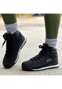 Czarne zimowe śniegowce damskie z membraną American Club Softshell Wt61/23. Kolor: czarny. Materiał: skóra, tkanina. Szerokość cholewki: normalna. Sezon: zima. Obcas: na obcasie. Wysokość obcasa: średni #1