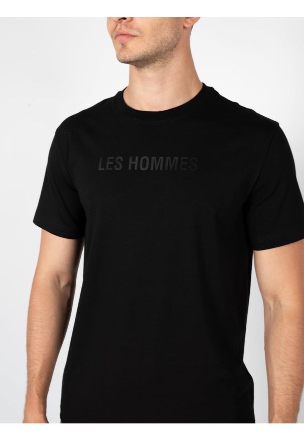 Les Hommes T-Shirt "LH Logo" | LBT1026700F | Mężczyzna | Czarny. Kolor: czarny. Materiał: bawełna, elastan. Wzór: nadruk. Styl: klasyczny, elegancki