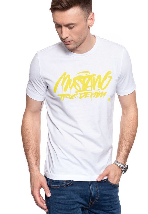 Mustang - T-SHIRT MĘSKI MUSTANG ALEC X PRINT GENERAL WHITE 1009007 2045. Wzór: nadruk