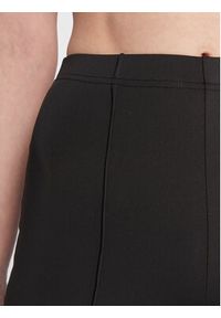Guess Spodnie materiałowe V3RB20 KBIL2 Czarny Slim Fit. Kolor: czarny. Materiał: materiał, syntetyk