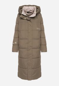 Born2be - Ciemnozielona Długa Kurtka Pikowana z Kapturem i Bocznymi Suwakami Aruvitta. Okazja: na co dzień. Typ kołnierza: kaptur. Kolor: zielony. Materiał: zamsz, jeans, dresówka, poliester. Długość: długie. Wzór: ze splotem. Styl: sportowy, casual, elegancki