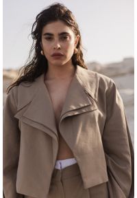 Marsala - Krótka marynarka z lnem w kolorze TAUPE - LUKSOR. Materiał: len. Długość: krótkie. Wzór: gładki. Styl: klasyczny, elegancki #1