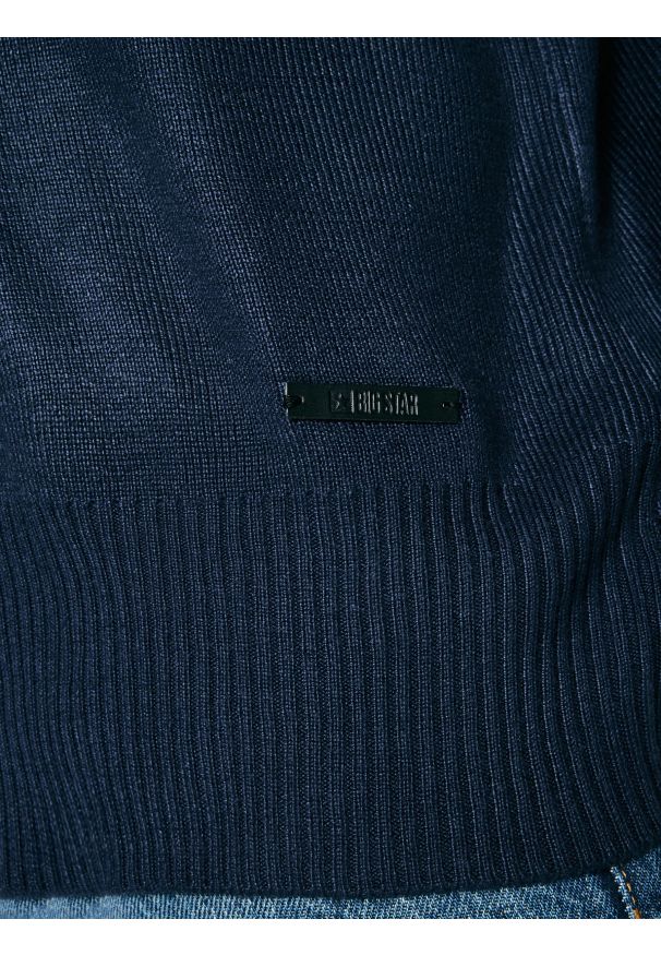 Big-Star - Sweter męski granatowy Stan 403. Okazja: na spotkanie biznesowe, na co dzień. Kolor: niebieski. Materiał: prążkowany, skóra. Wzór: ze splotem, aplikacja. Styl: elegancki, biznesowy, casual