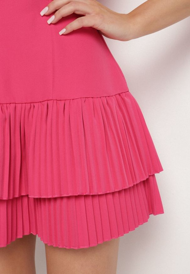 Born2be - Fuksjowa Sukienka Rozkloszowana z Taliowaniem i Plisowanym Dołem Soreqa. Okazja: na co dzień. Kolor: różowy. Typ sukienki: plisowane. Styl: casual, klasyczny
