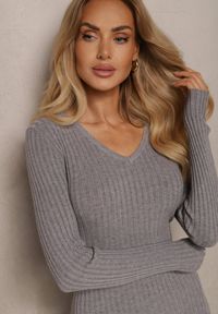 Renee - Szara Dopasowana Sukienka z Prążkowanej Dzianiny z Dekoltem w Serek Ninnoviana. Okazja: na co dzień. Typ kołnierza: dekolt w serek. Kolor: szary. Materiał: dzianina, prążkowany. Długość rękawa: długi rękaw. Styl: casual, elegancki #5