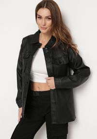 Born2be - Czarna Koszula z Imitacji Skóry Chiphi. Okazja: na co dzień. Typ kołnierza: kołnierzyk klasyczny. Kolor: czarny. Materiał: skóra. Długość rękawa: długi rękaw. Długość: długie. Styl: casual, elegancki, klasyczny #3