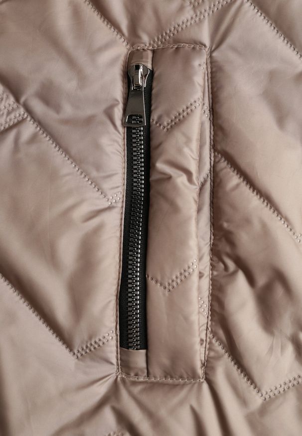Born2be - Ciemnobeżowa Przejściowa Pikowana Kurtka z Odpinanym Kapturem Nevistta. Okazja: na co dzień, do pracy, na spacer. Kolekcja: plus size. Kolor: beżowy. Materiał: poliester, jeans. Styl: casual, elegancki