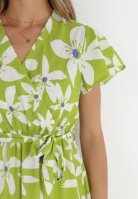 Born2be - Jasnozielona Sukienka Marrie. Kolor: zielony. Materiał: materiał. Długość rękawa: krótki rękaw. Wzór: kwiaty. Sezon: lato. Typ sukienki: kopertowe. Długość: maxi #3