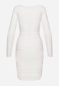 Born2be - Biała Dopasowana Sukienka Ozdobiona Marszczeniami z Głębokim Dekoltem Daphen. Kolor: biały. Wzór: aplikacja #4