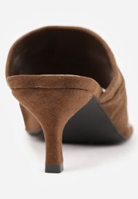 Renee - Ciemnobrązowe Klapki VICES na Kaczuszce o Fasonie Japonek z Paskiem na Palec Tinielle. Okazja: na randkę. Kolor: brązowy. Wzór: aplikacja. Sezon: lato. Obcas: na szpilce. Styl: klasyczny, elegancki. Wysokość obcasa: średni #9