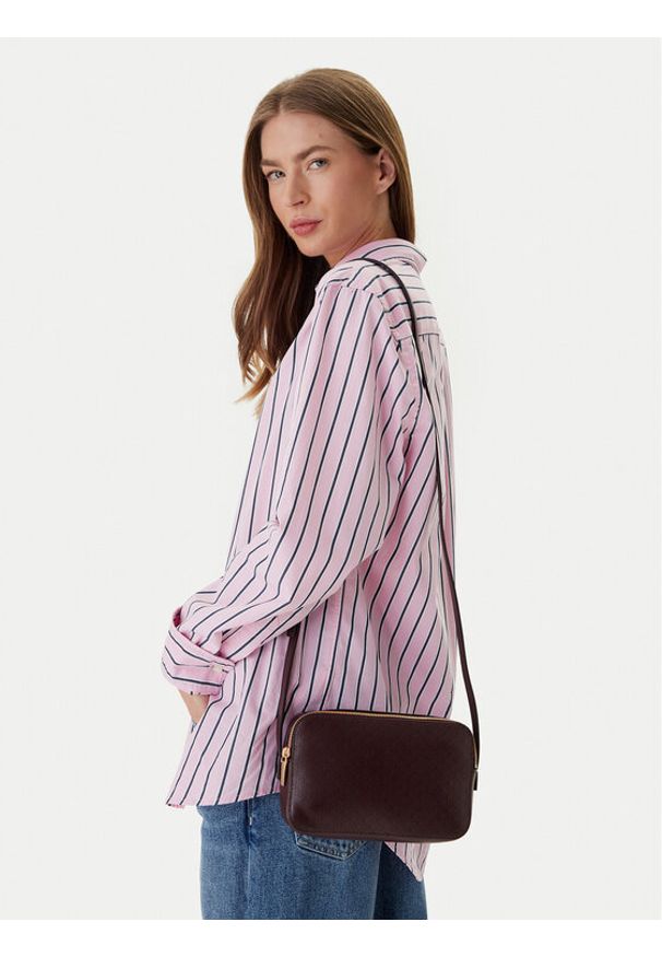 Calvin Klein Torebka Emblem Aop Elongated Camera Bag LV04F3268G Bordowy. Kolor: czerwony. Materiał: skórzane