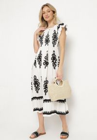 Born2be - Biała Wiskozowa Sukienka w Ornamentalne Wzory o Rozkloszowanym Kroju Divessa. Kolor: biały. Materiał: wiskoza. Długość rękawa: krótki rękaw. Typ sukienki: proste #1