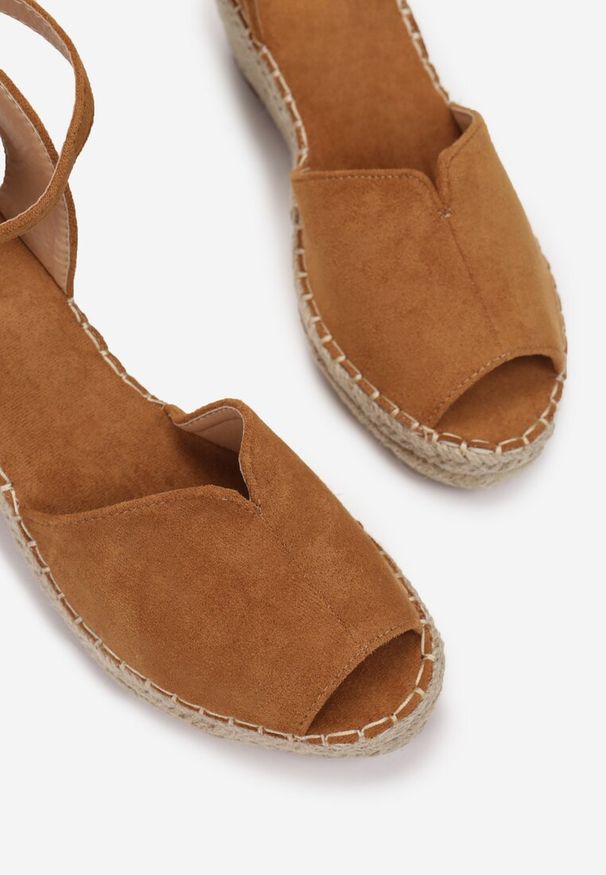 Renee - Brązowe Sandały Aririth. Zapięcie: pasek. Kolor: brązowy. Wzór: aplikacja. Sezon: lato. Obcas: na koturnie