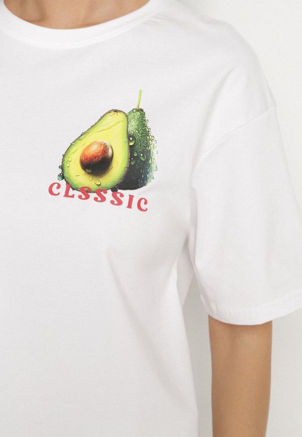 Born2be - Biały T-shirt z Bawełną i Motywem Awokado Addixa. Okazja: na co dzień. Kolor: biały. Materiał: bawełna. Styl: klasyczny, casual