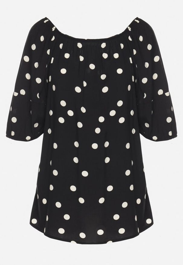 Born2be - Czarna Bluzka ze Sztucznego Jedwabiu w Kropki z Dekoltem Łódką Lisavina. Okazja: na co dzień. Typ kołnierza: dekolt w łódkę. Kolor: czarny. Materiał: jedwab. Wzór: kropki. Styl: elegancki, casual, klasyczny