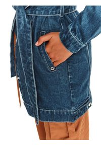 TOP SECRET - Jeansowa długa kurtka z wiązaniem. Kolor: niebieski. Materiał: jeans. Długość rękawa: długi rękaw. Długość: długie. Sezon: jesień #3