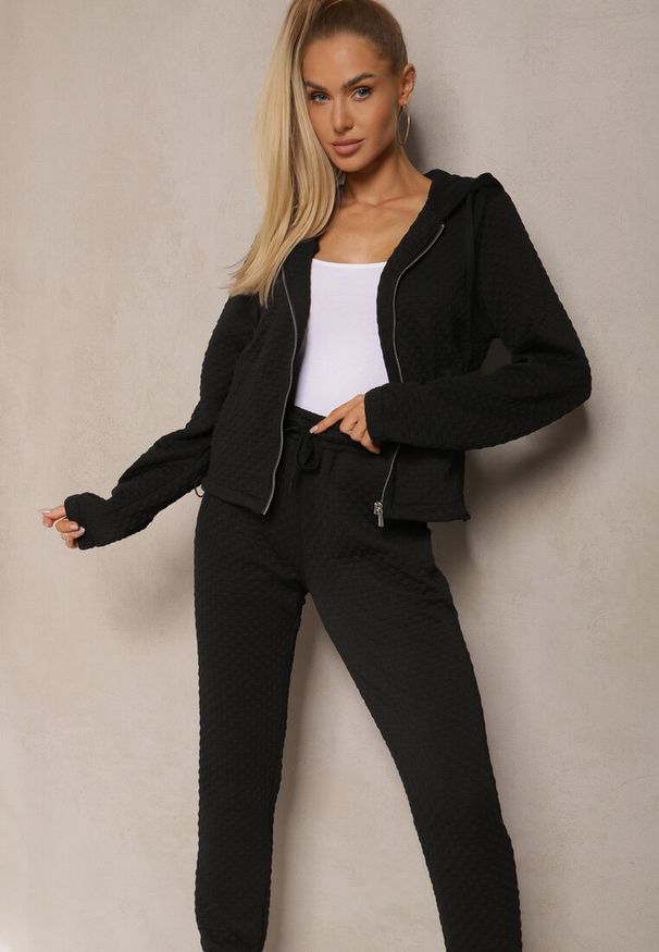 Renee - Czarny Komplet Dresowy z Domieszką Bawełny Pikowana Bluza z Kapturem i Joggery Evathira. Kolor: czarny. Materiał: bawełna, dresówka. Sport: turystyka piesza