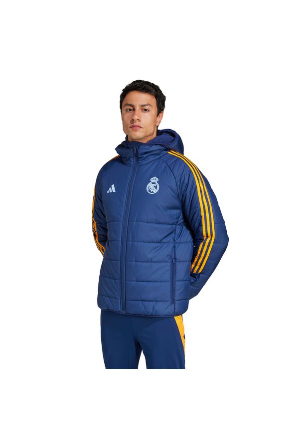 Adidas - Kurtka puchowa Real Madrid Tiro 2024/25 Club. Kolor: niebieski, pomarańczowy, wielokolorowy. Materiał: puch. Sport: piłka nożna