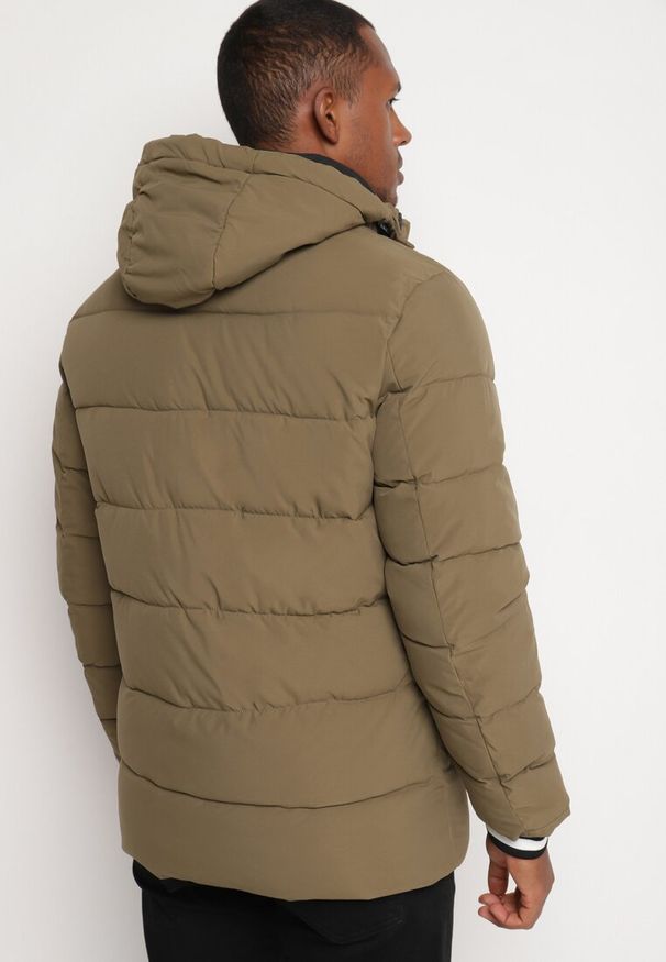 Born2be - Ciemnozielona Pikowana Kurtka z Odpinanym Kapturem i Ściągaczami w Paski przy Rękawach Atinthea. Okazja: na co dzień. Kolor: zielony. Materiał: jeans. Wzór: paski. Styl: elegancki, casual