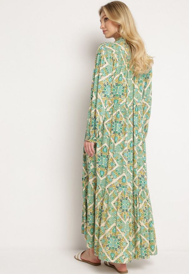 Born2be - Zielona Rozkloszowana Sukienka z Wiskozy Zapinana na Guziki z Falbanką Nrines. Okazja: na co dzień. Typ kołnierza: dekolt w kształcie V. Kolor: zielony. Materiał: wiskoza. Długość rękawa: długi rękaw. Styl: casual, elegancki