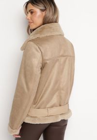 Born2be - Beżowa Kurtka Pilotka z Asymetrycznym Zapięciem i Futerkiem Simuna. Kolor: beżowy. Materiał: futro. Sezon: zima, jesień. Styl: klasyczny, elegancki
