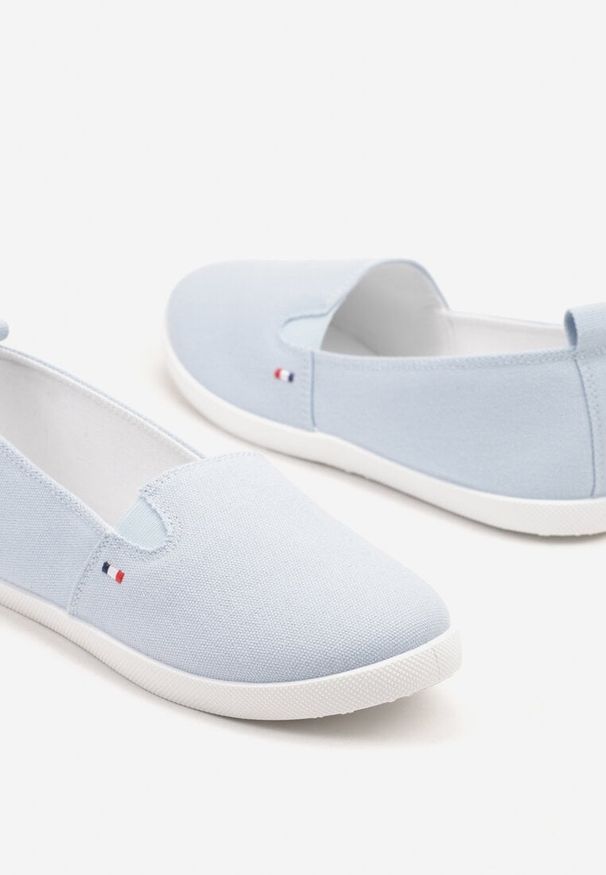 Renee - Jasnoniebieskie Tenisówki Vices Basic z Materiałowymi Gumkami Aretela. Okazja: na co dzień. Kolor: niebieski. Materiał: materiał. Styl: casual, sportowy