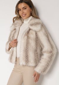 Born2be - Jasnobeżowa Kurtka Futerko o Prostym Kroju z Zapięciem na Suwak Tusiviela. Okazja: na co dzień. Typ kołnierza: golf. Kolor: beżowy. Materiał: futro. Styl: casual, elegancki #3
