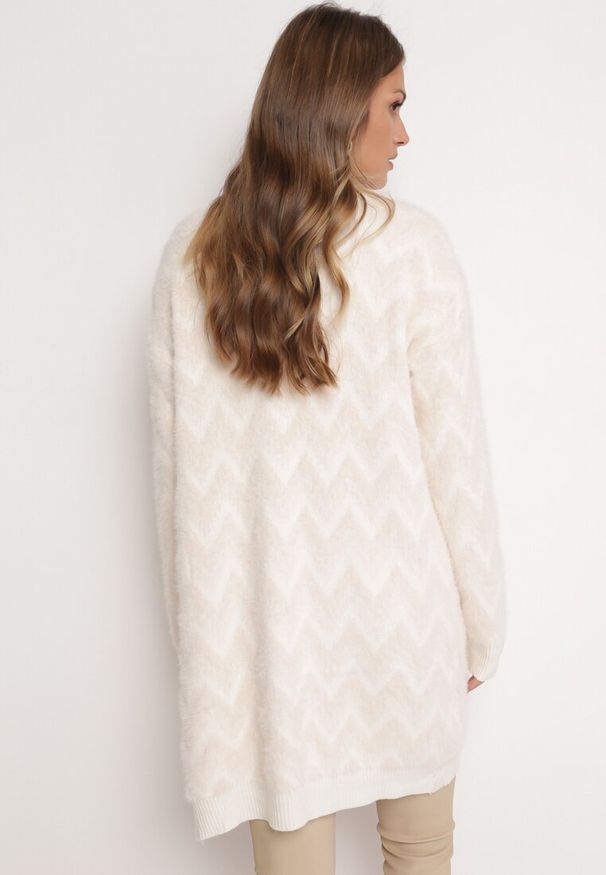 Born2be - Jasnobeżowy Niezapinany Kardigan Przed Kolano w Paski Chevron Afesura. Kolor: beżowy. Materiał: dzianina. Długość rękawa: długi rękaw. Długość: długie. Wzór: paski